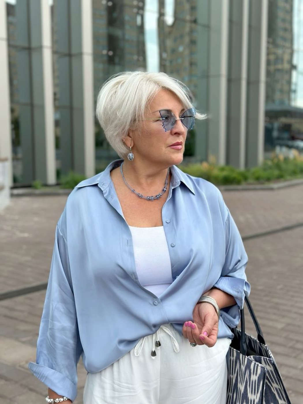Исходное фото женщины в голубой рубашке до генерации изображения